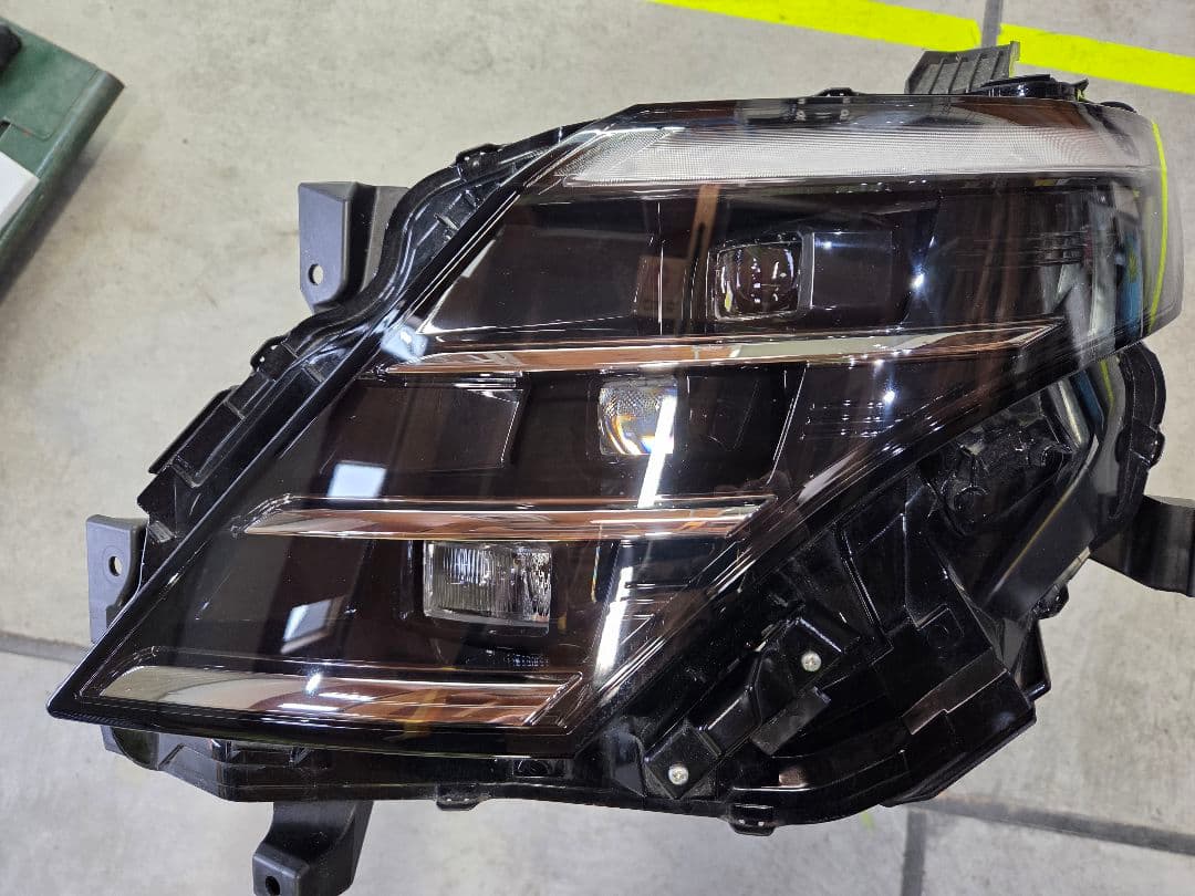 LBさん専用 日産 C28セレナ左側ヘットライト