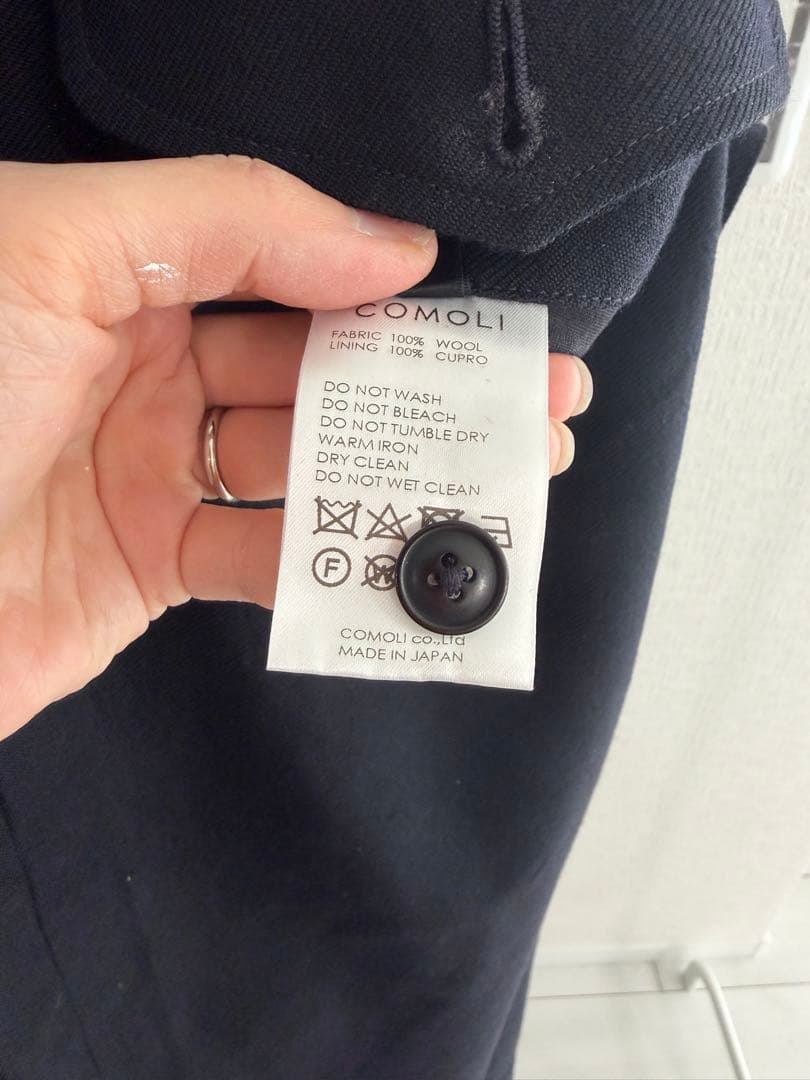 COMOLI コモリ ウールサージ バック ストラップ パンツ