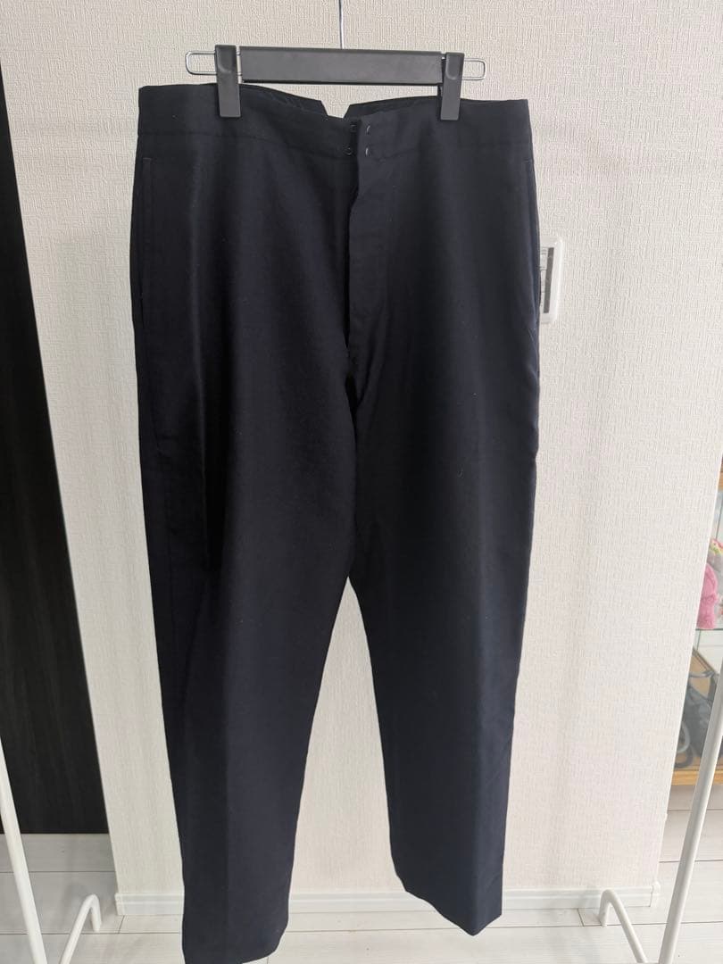 COMOLI コモリ ウールサージ バック ストラップ パンツ