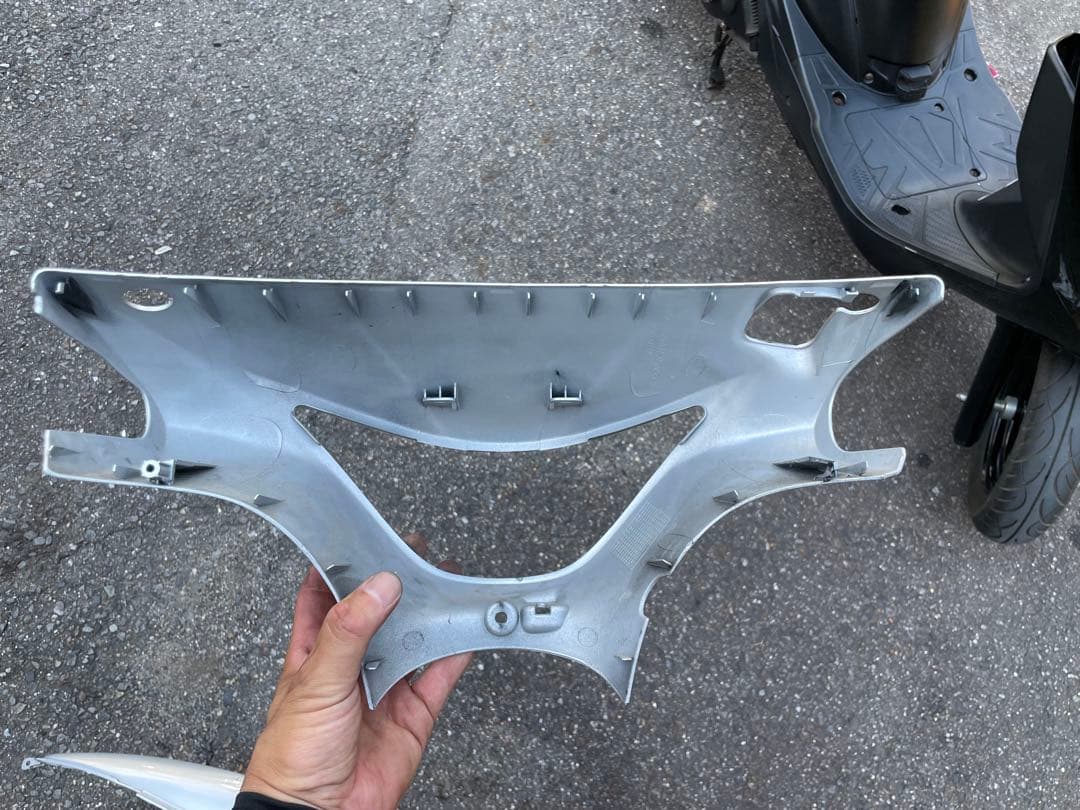 スズキ　アドレスv125s カウル シルバー