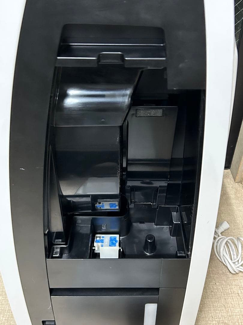 シャープ　除加湿空気清浄機　KC-HD70-W