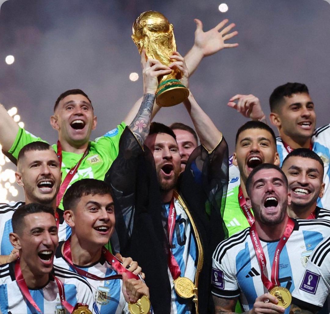 2022ワールドカップ　トロフィー　レプリカ 35cm