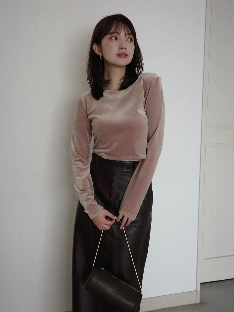 アニュアンス　ベロアクロップドカットトップス　ピンクベージュ