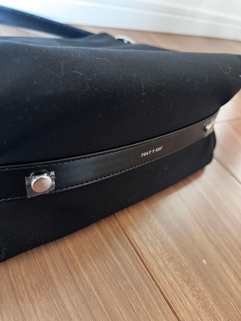 TOUT Y EST カノ トワル スモールバッグ　ブラック