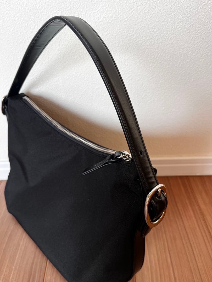 TOUT Y EST カノ トワル スモールバッグ　ブラック