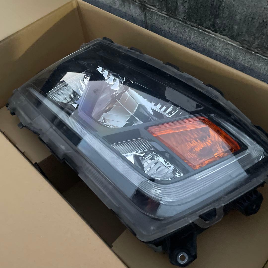 日野中型車左F r右側 ヘッドライト