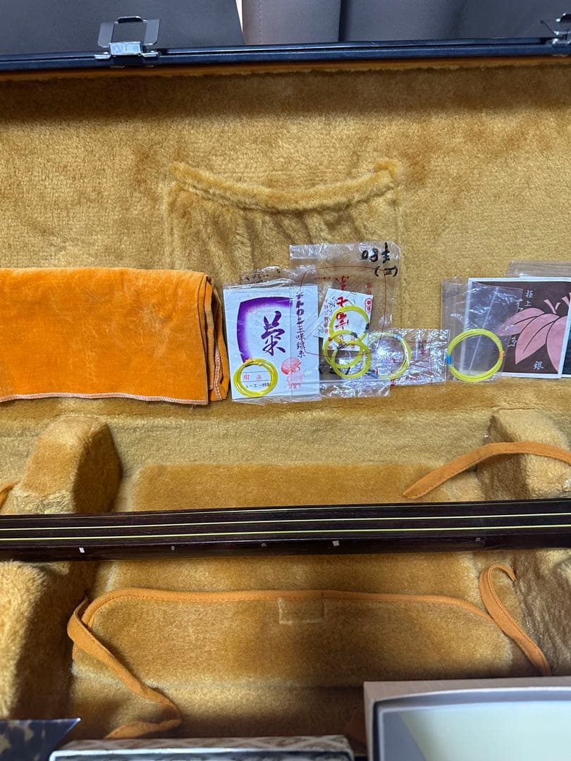 最終値下げ　民謡三味線(紅木、片面皮破れあり)付属品セット