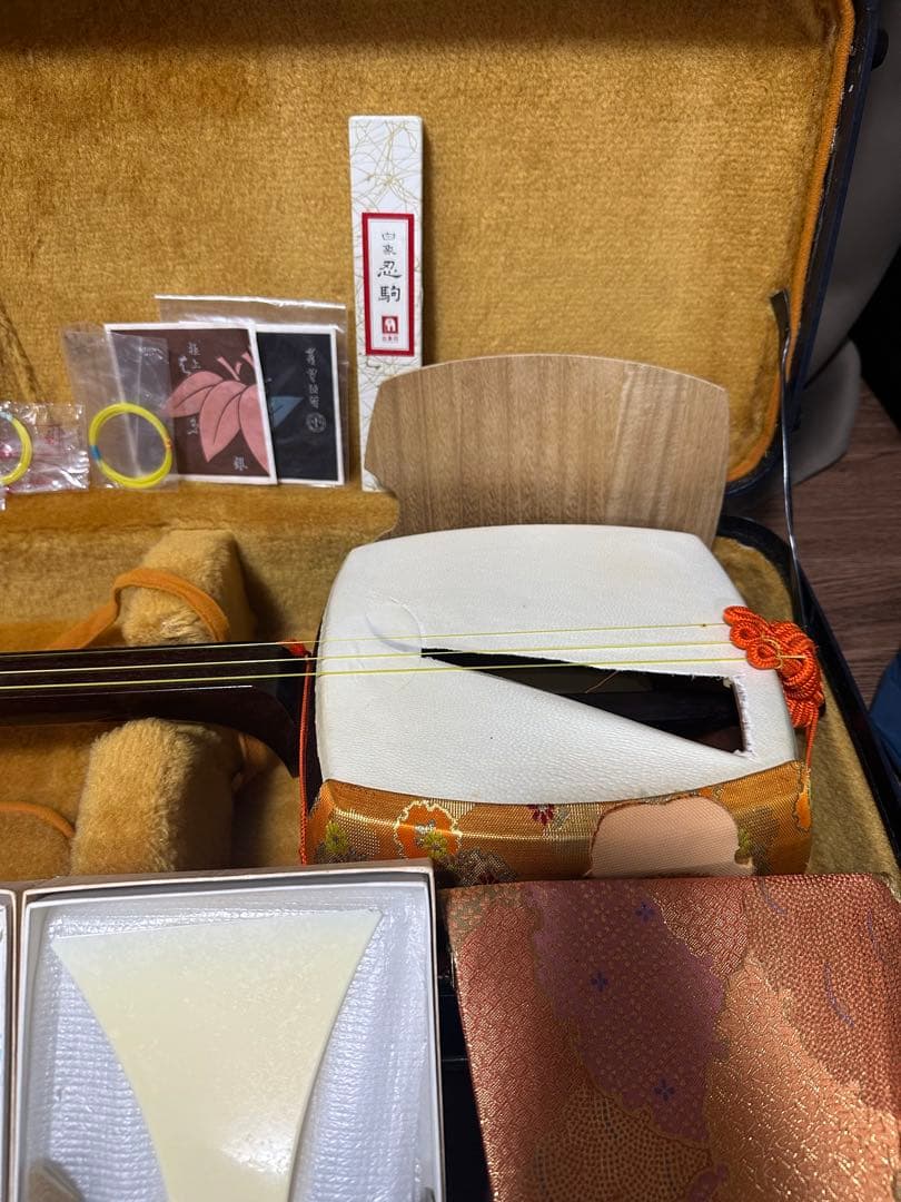 最終値下げ　民謡三味線(紅木、片面皮破れあり)付属品セット