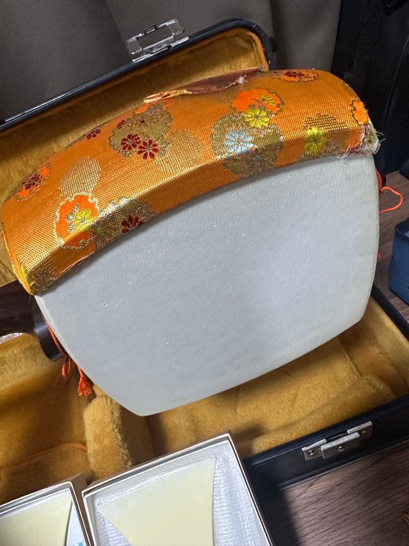 最終値下げ　民謡三味線(紅木、片面皮破れあり)付属品セット