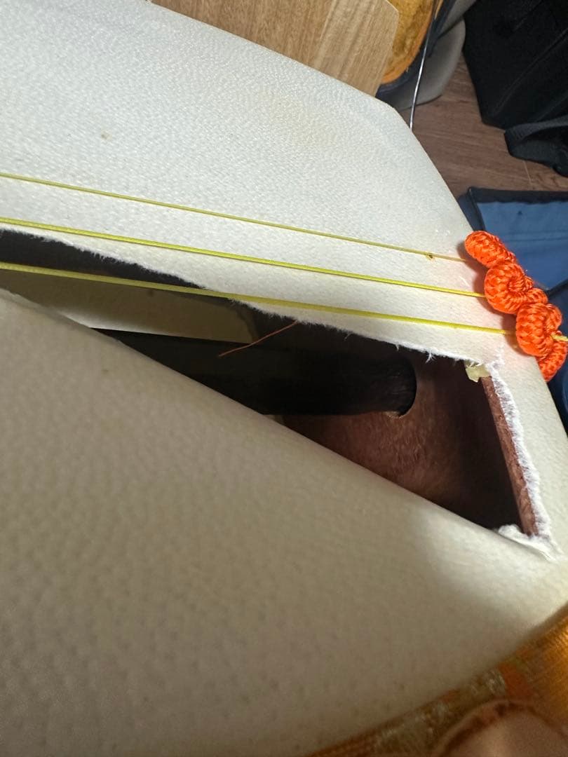 最終値下げ　民謡三味線(紅木、片面皮破れあり)付属品セット