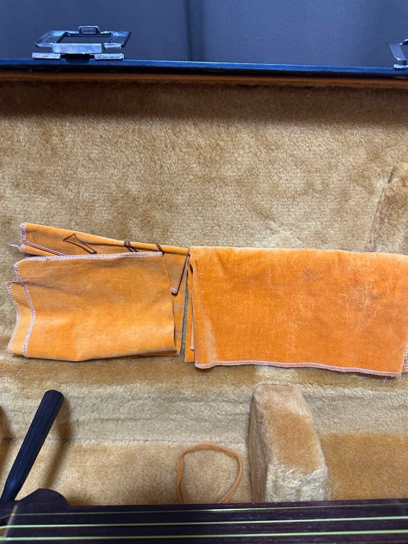 最終値下げ　民謡三味線(紅木、片面皮破れあり)付属品セット