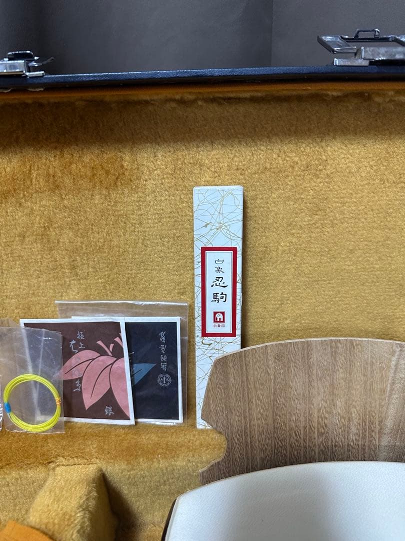 最終値下げ　民謡三味線(紅木、片面皮破れあり)付属品セット