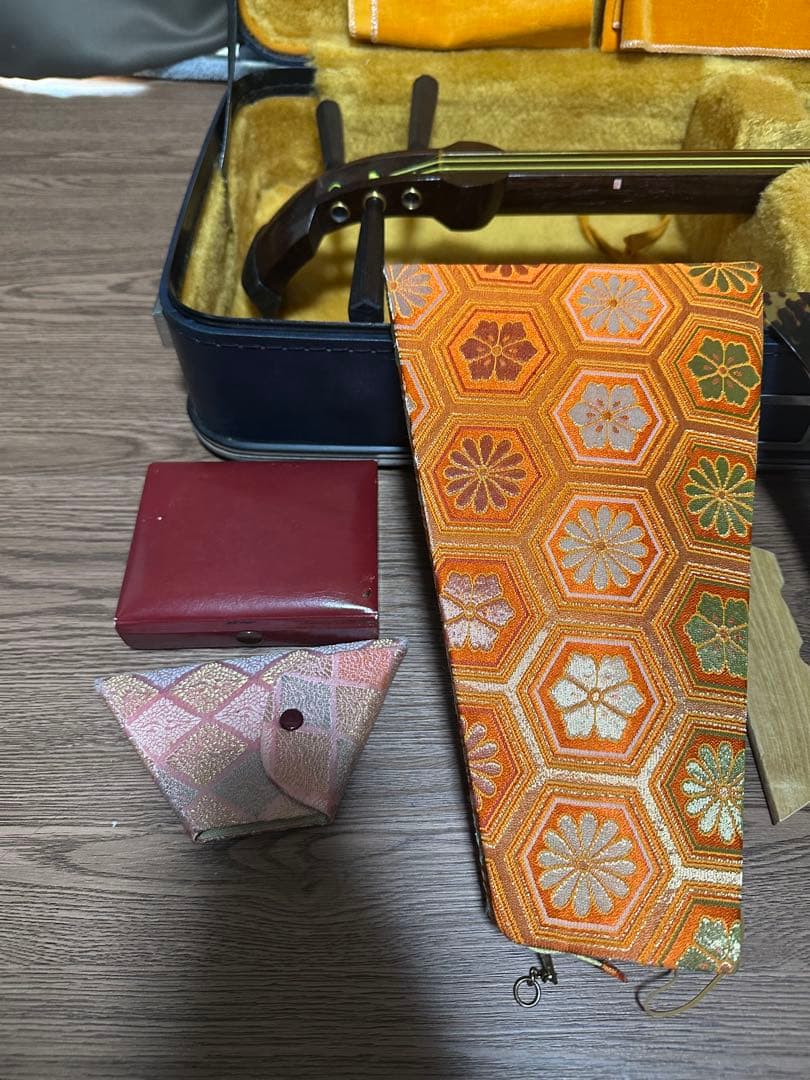 最終値下げ　民謡三味線(紅木、片面皮破れあり)付属品セット