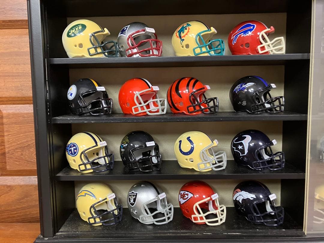 NFLミニヘルメットコレクション 32個　ケース入り
