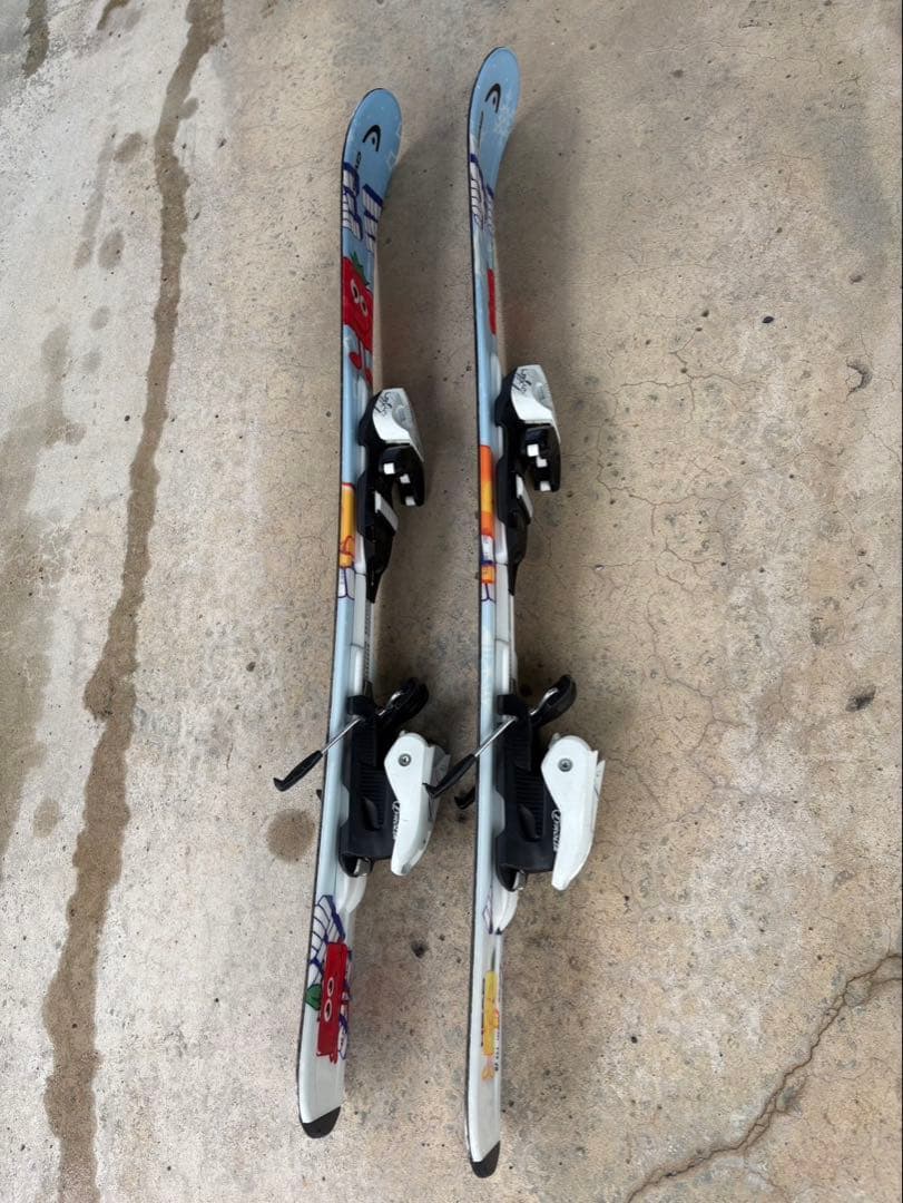 キャラクター柄 スキー板と靴、ポール付き