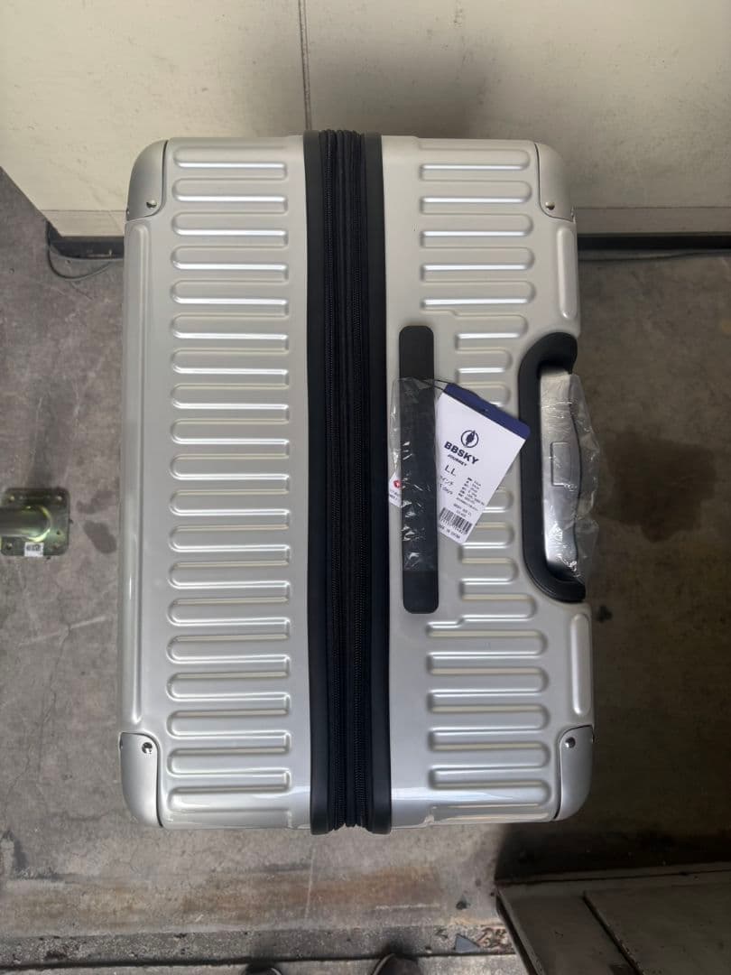 大容量特大LLサイズ　スーツケース　鏡面加工デザインシルバー32インチ150 L