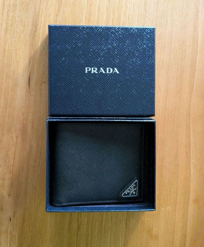【未使用品】PRADA サフィアーノ トライアングル二つ折り財布