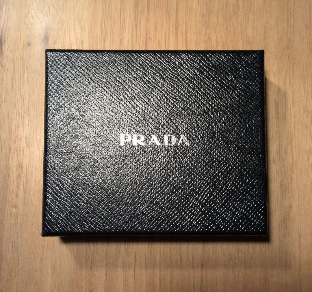 【未使用品】PRADA サフィアーノ トライアングル二つ折り財布