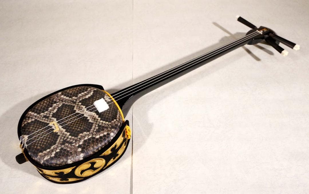 ■沖縄三線■ケース、チューナー、教則本、DVD付セット■美品 / 人工皮革