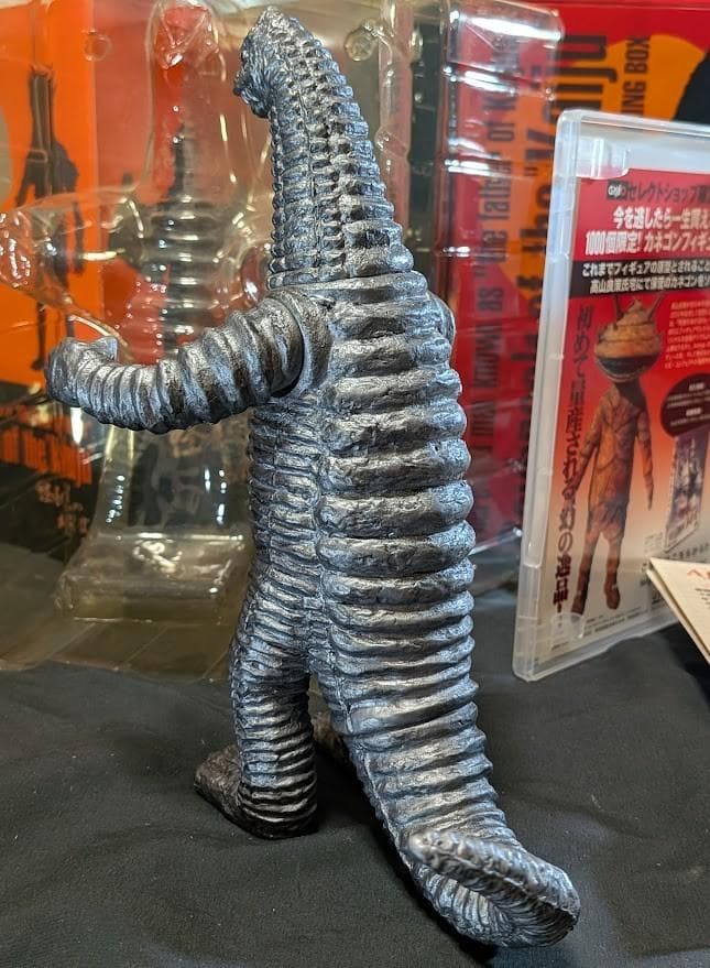 怪獣のあけぼのＤＶＤ２枚組＆特典フィギュア 幻のレッドキング シルバーバージョン