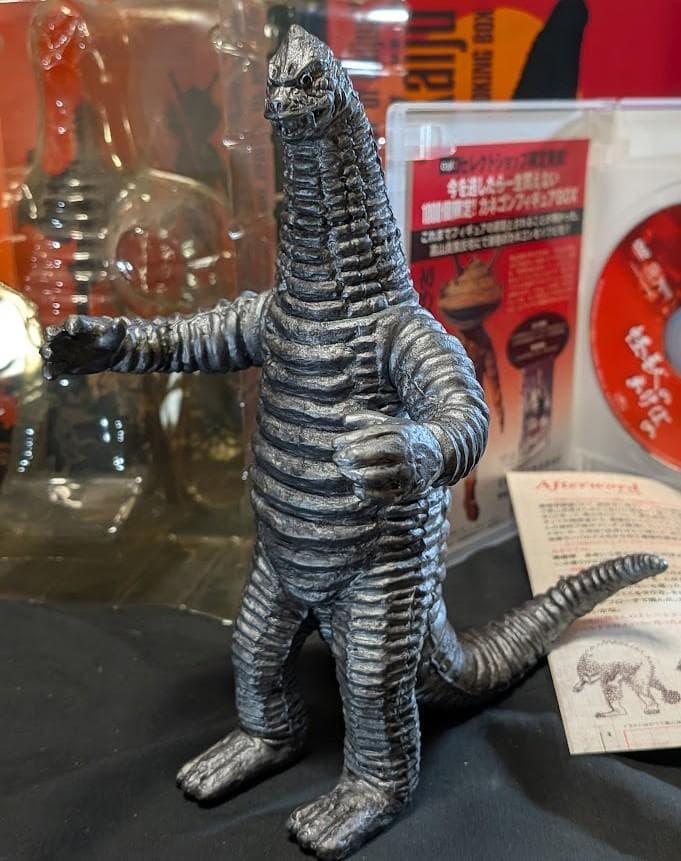 怪獣のあけぼのＤＶＤ２枚組＆特典フィギュア 幻のレッドキング シルバーバージョン