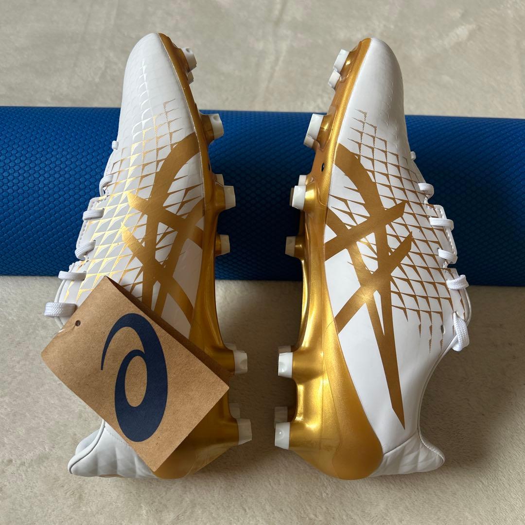 ASICS スパイクシューズ ホワイト/ゴールド