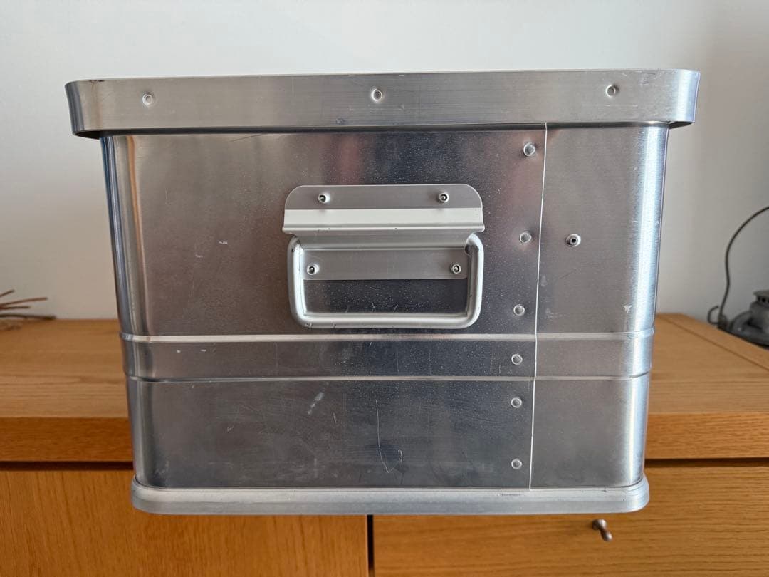 【送料込み】ドイツ製アルテック★アルミコンテナ★仕切り付き★キャンプギア収納★