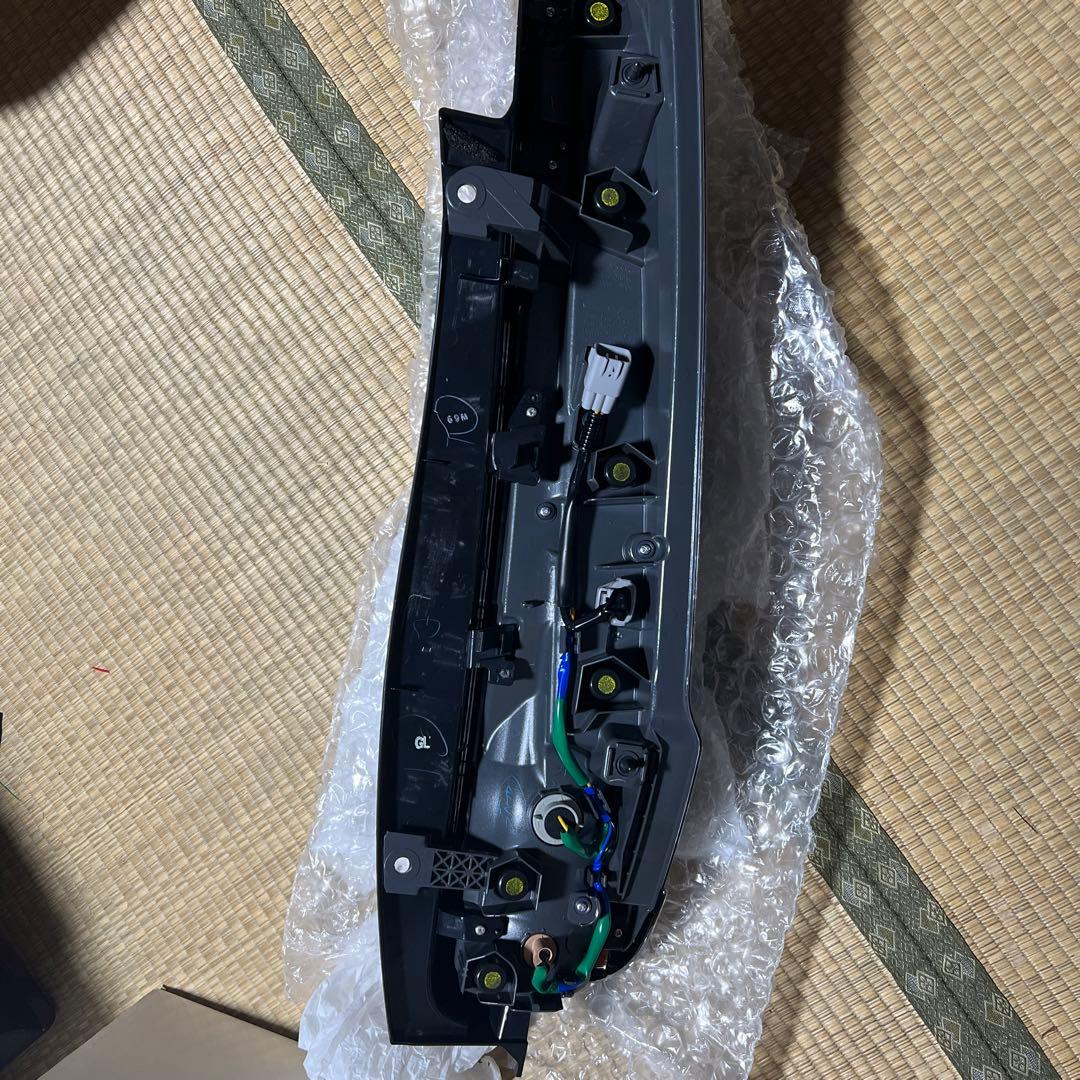 ボクシーテールランプ/VOXY/80  配線付きLEDKOITO 28-232