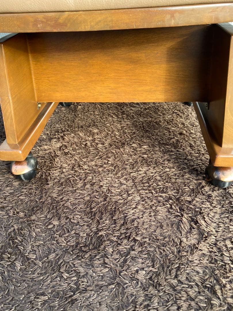 ベージュの木製アームチェア (キャスター付き)ヴィンテージ　レトロ