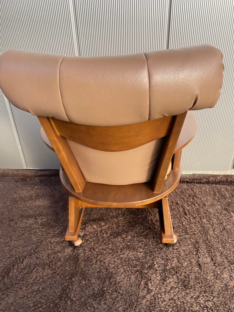 ベージュの木製アームチェア (キャスター付き)ヴィンテージ　レトロ