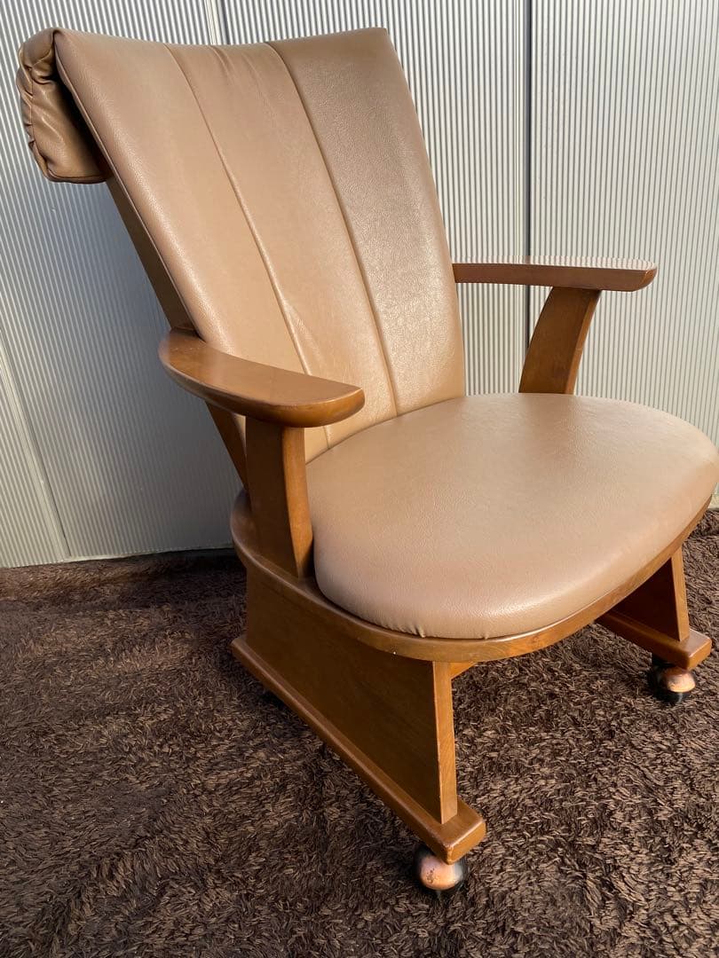 ベージュの木製アームチェア (キャスター付き)ヴィンテージ　レトロ