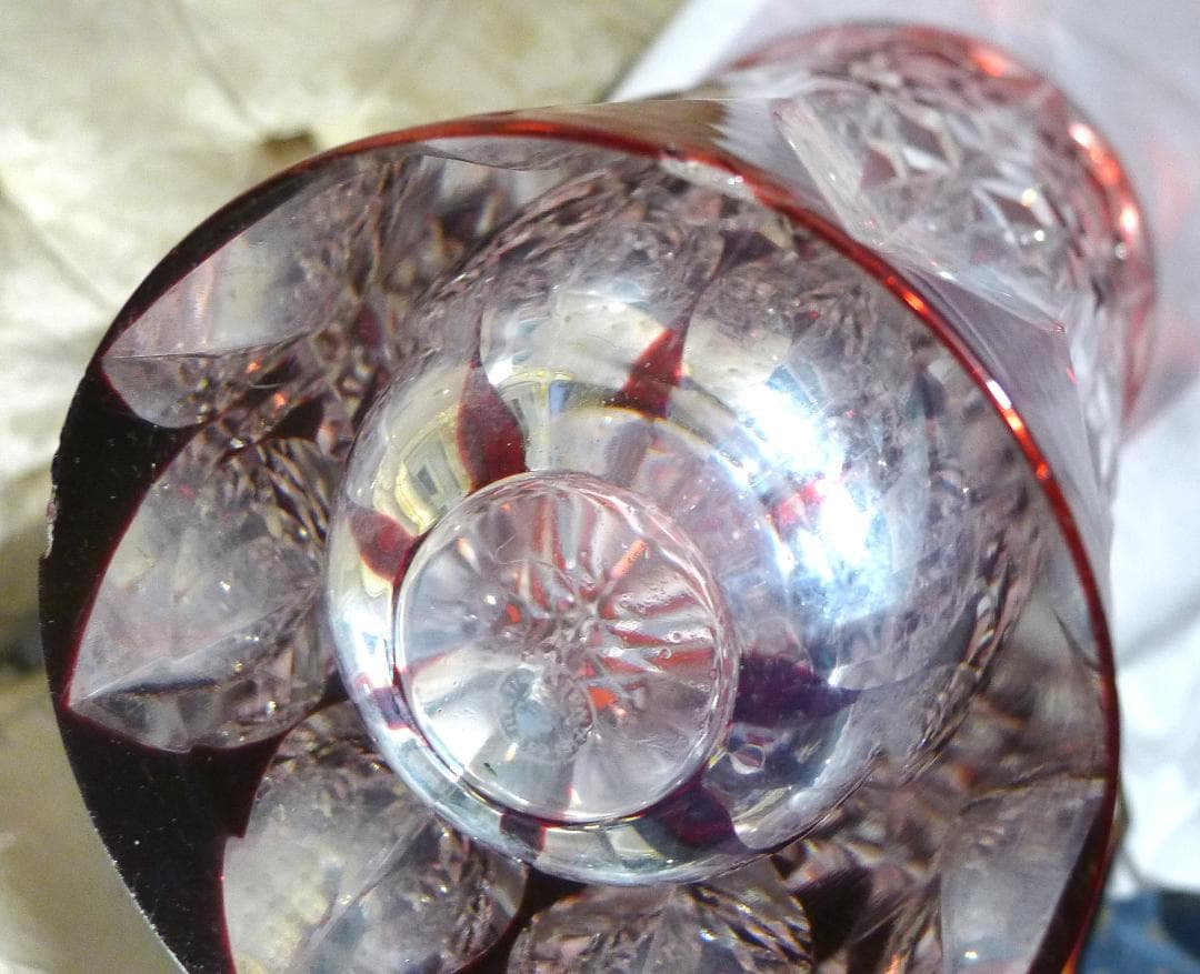 クリスタルの女王【サンルイクリスタル】高級レッドカラーフラワーベース（専用箱付）