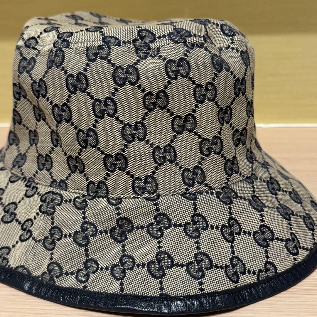 GUCCIリバーシブルバケットハット ベージュ×ネイビー