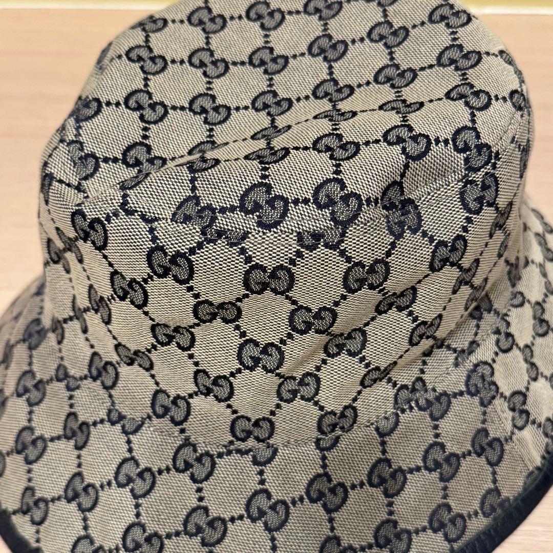 GUCCIリバーシブルバケットハット ベージュ×ネイビー