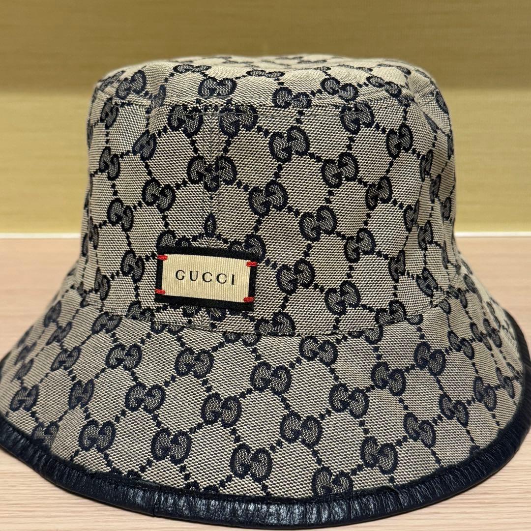 GUCCIリバーシブルバケットハット ベージュ×ネイビー