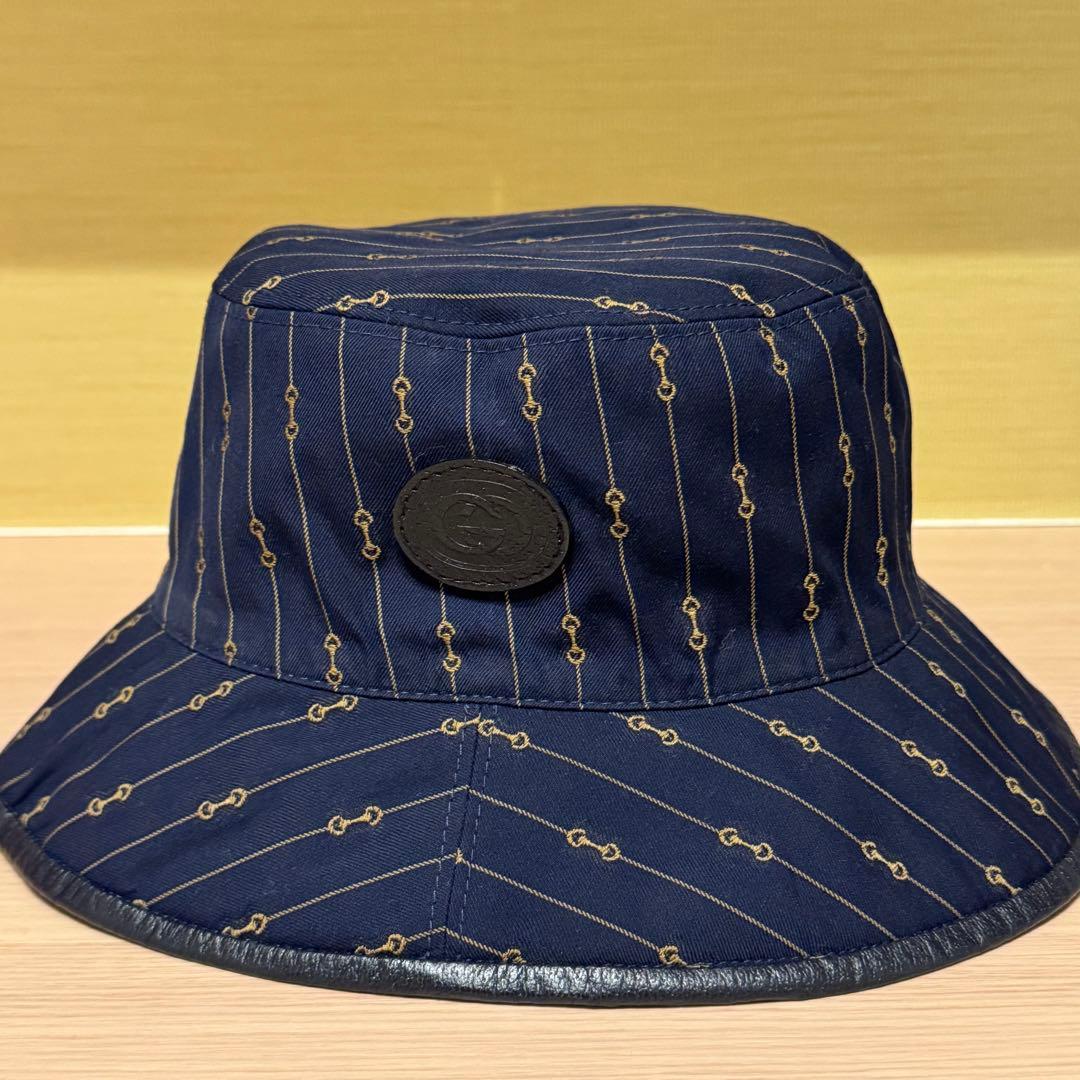 GUCCIリバーシブルバケットハット ベージュ×ネイビー
