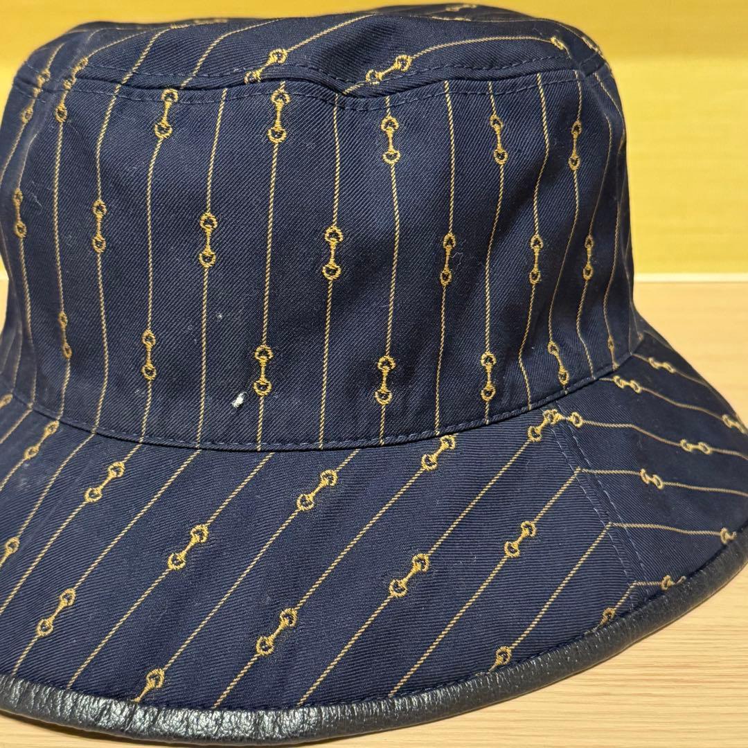 GUCCIリバーシブルバケットハット ベージュ×ネイビー
