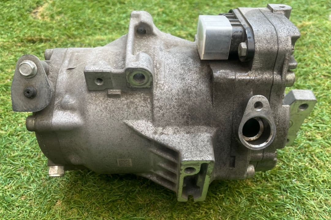 日産ノート 純正 エアコンコンプレッサー 92600-5WK0B