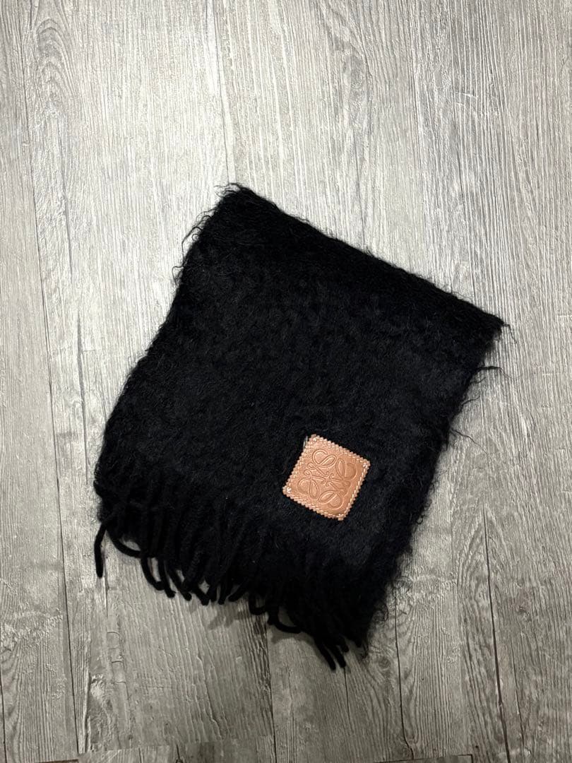 LOEWE ブラック マフラー