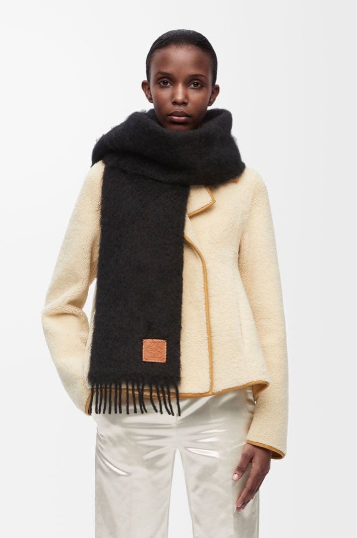 LOEWE ブラック マフラー