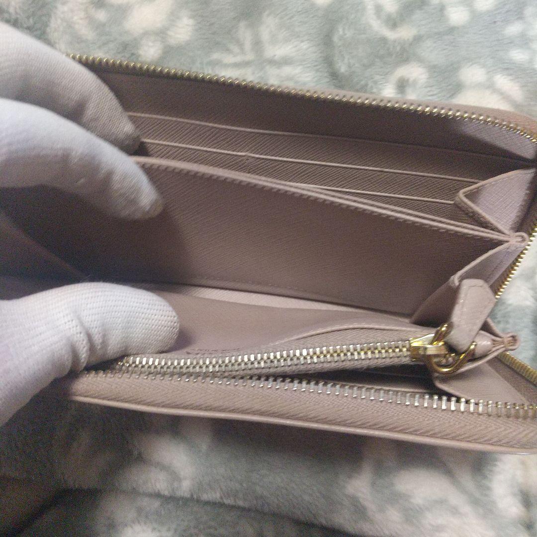 プラダPRADAサフィアーノラウンドファスナーベージュ系