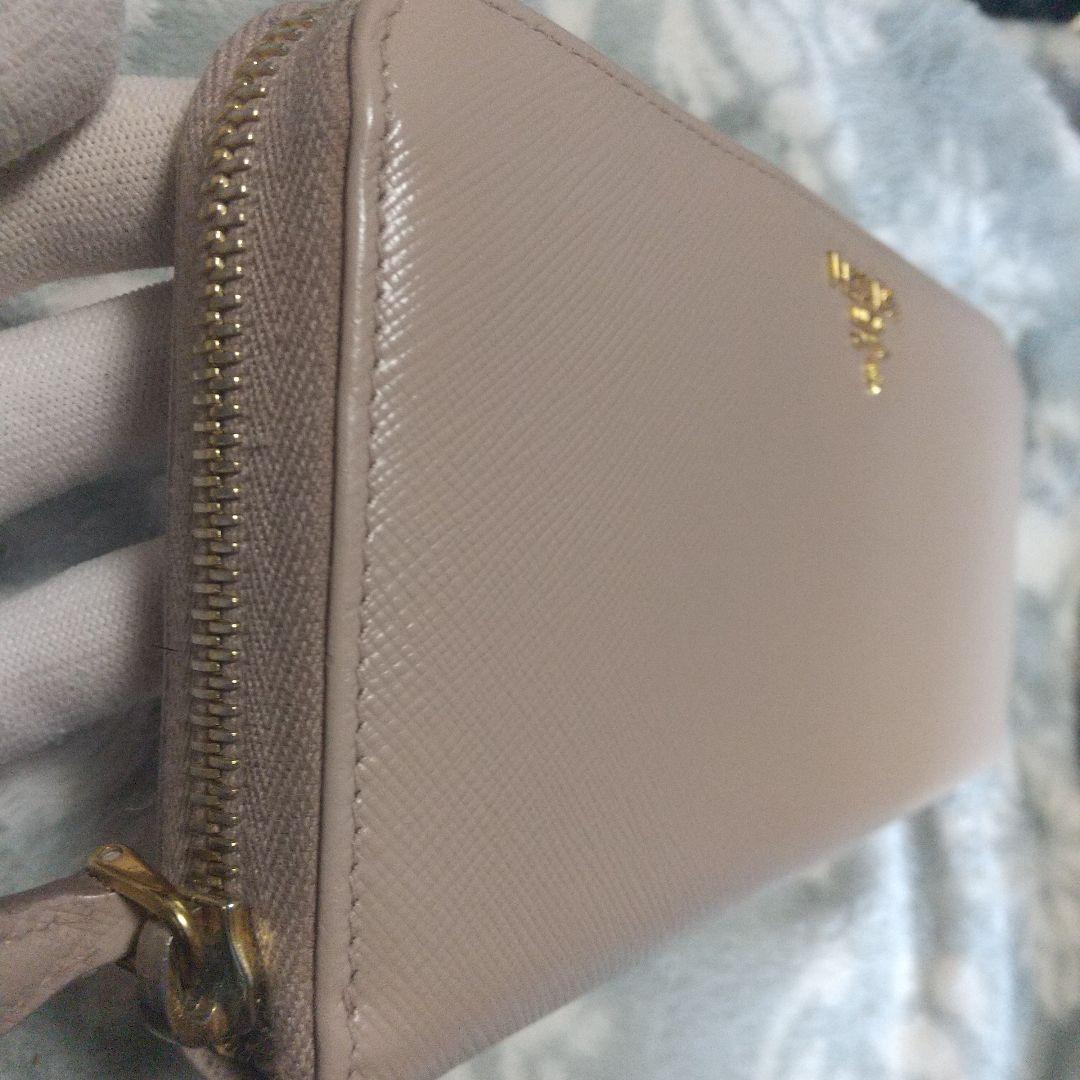 プラダPRADAサフィアーノラウンドファスナーベージュ系