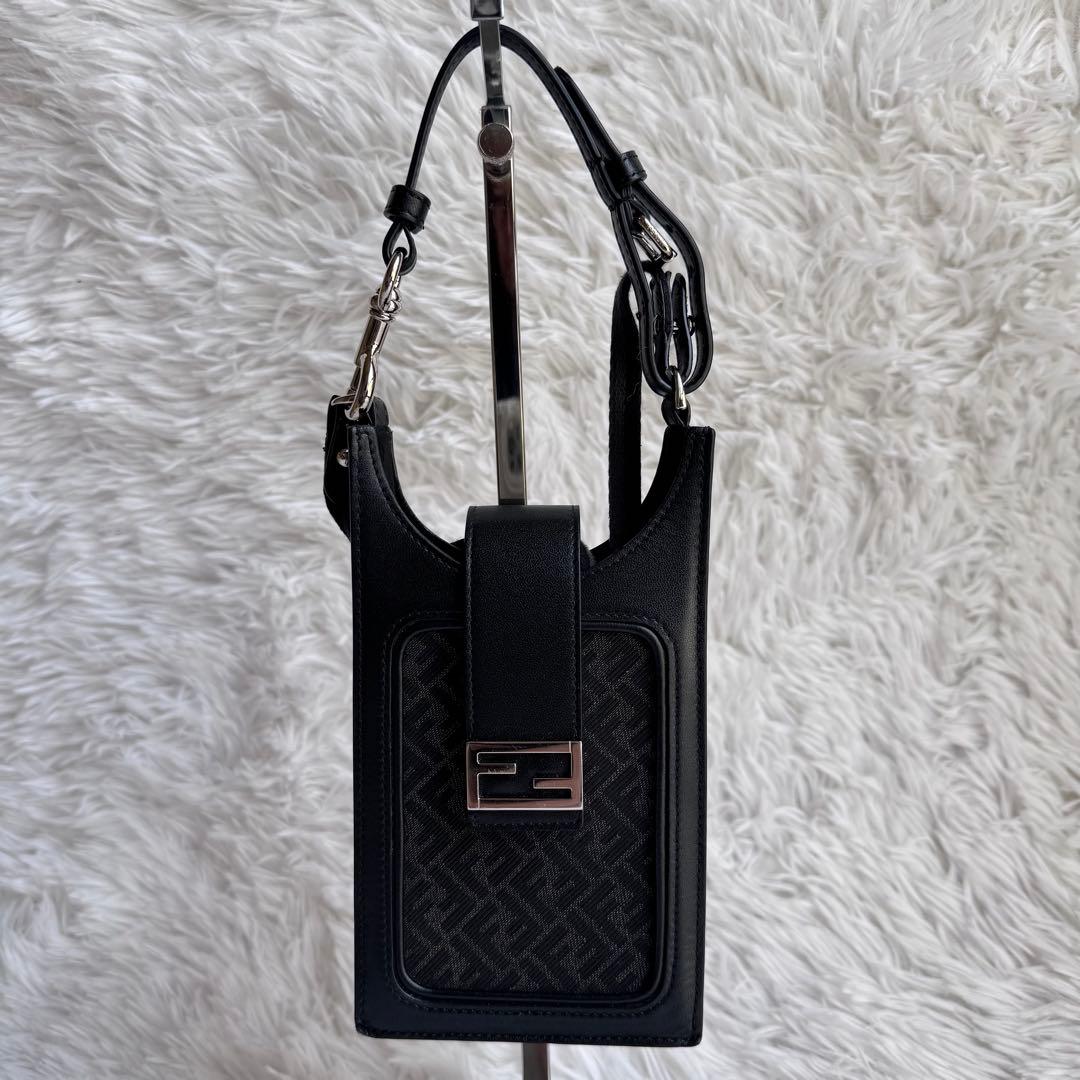 FENDI スマホバッグ ショルダーバック ブラック グレー ズッカ柄　2way