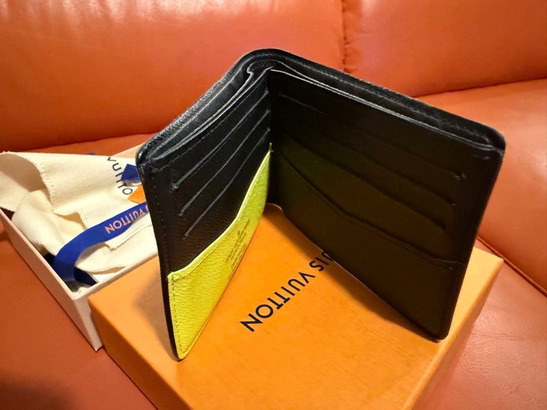 Louis Vuitton エイリアン刺繍 二つ折り財布