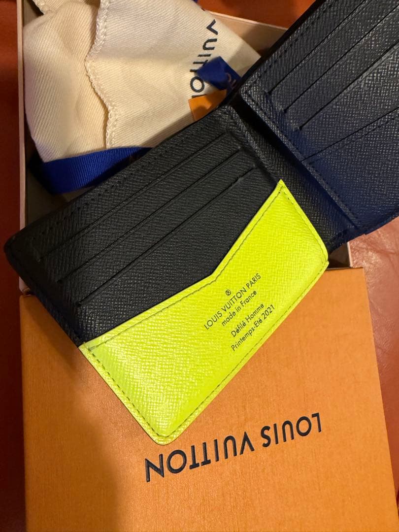 Louis Vuitton エイリアン刺繍 二つ折り財布