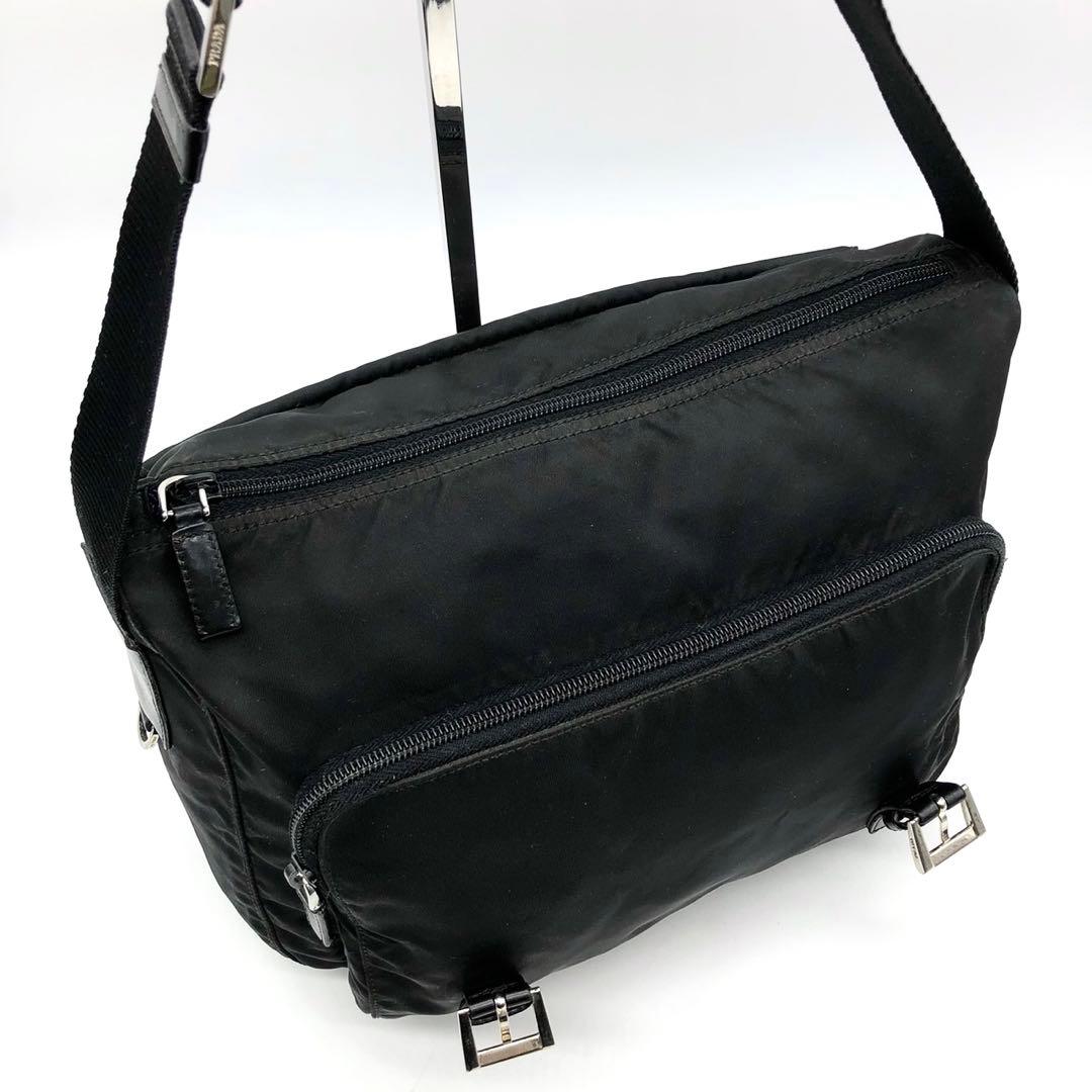 プラダ ショルダーバッグ 三角ロゴ シルバー金具 ベルト ナイロン レザー 黒