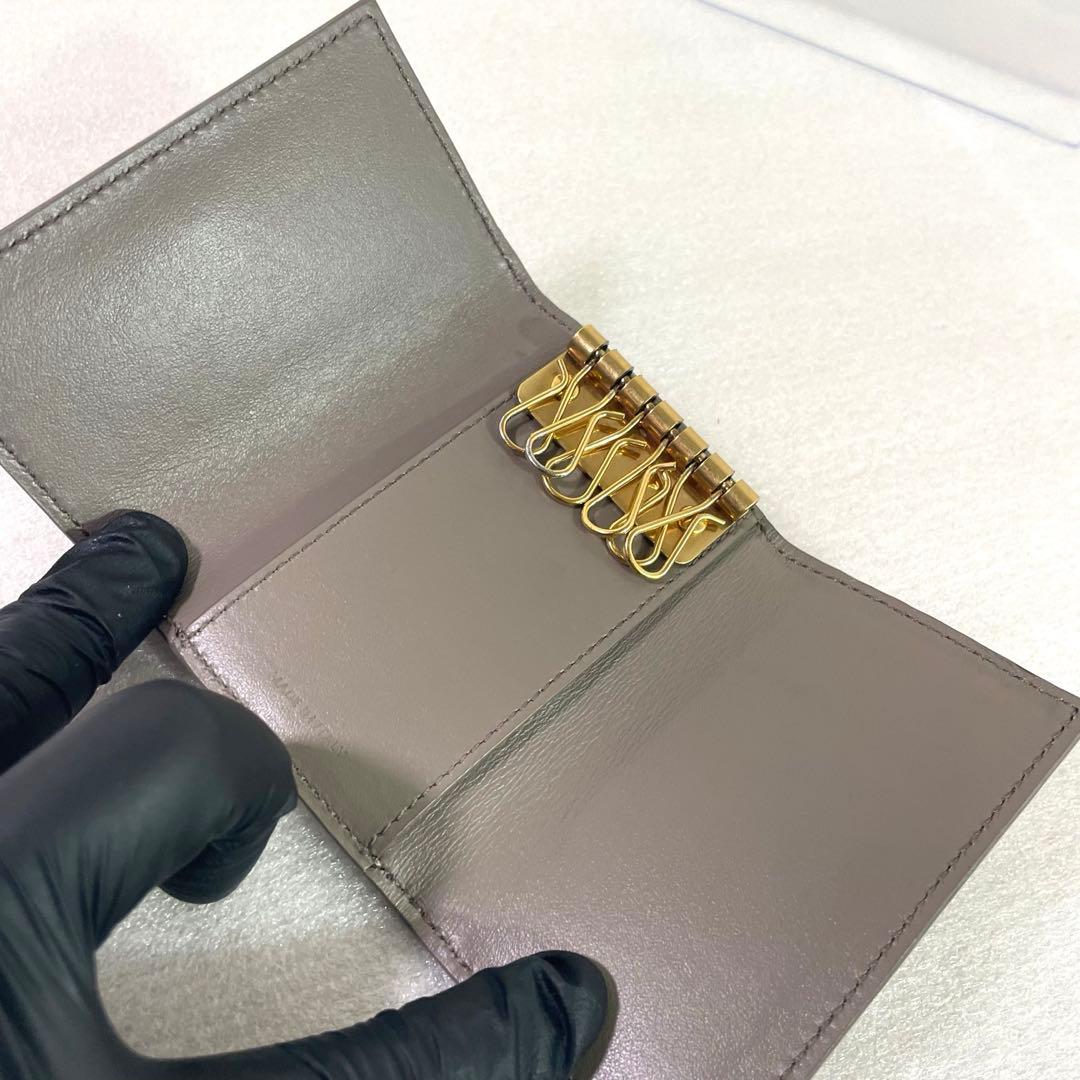 セリーヌ キーケース　グレージュ　6連フック レザー　レディース エッセンシャル