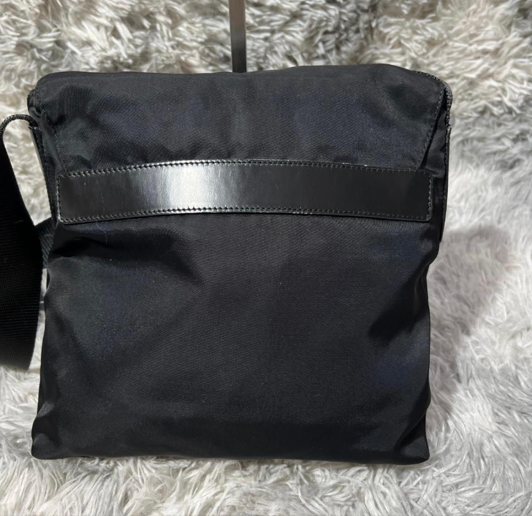 プラダ　ＰＲＡＤＡ　ショルダーバッグ　ナイロン　カメラバッグ　三角ロゴ