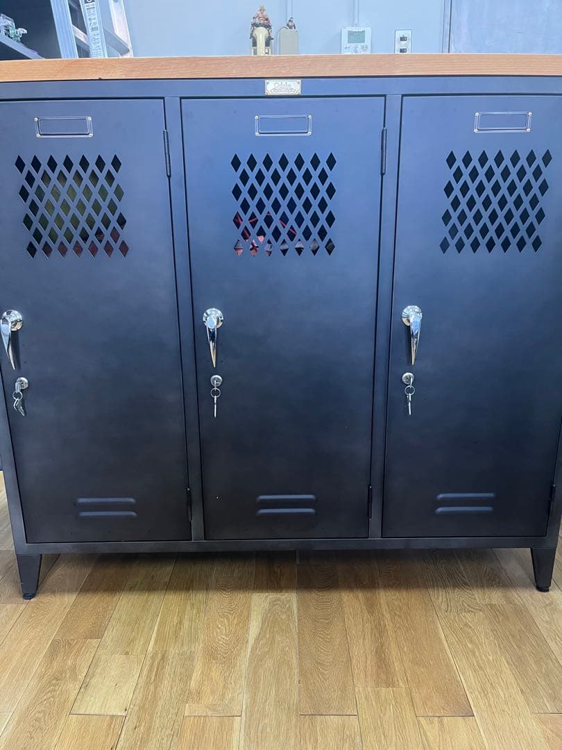 スチール製ロッカー 3扉 木製天板付き