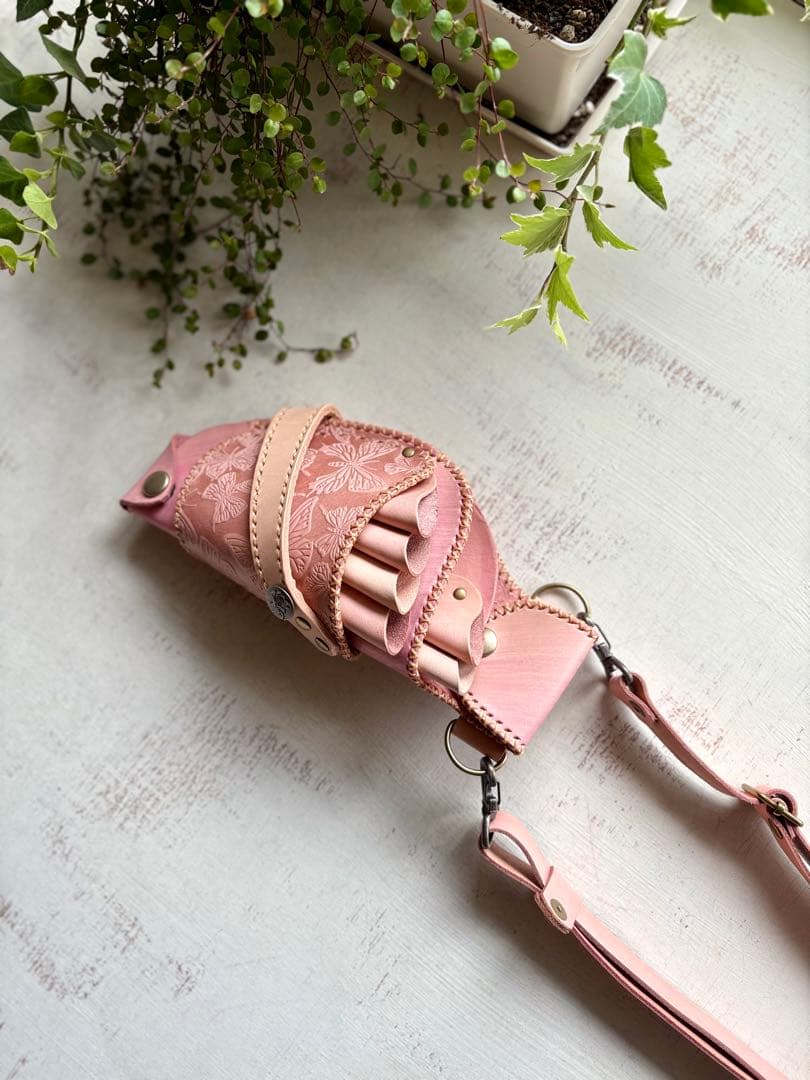 手染め大人ピンク、蝶型押しの軽量スリムシザーケース